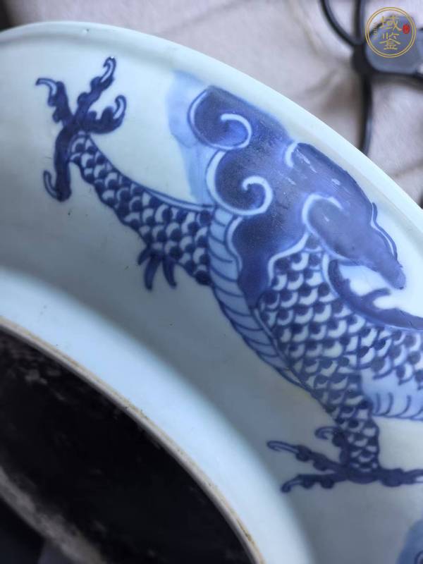 古玩陶瓷過墻龍紋青花盤真品鑒賞圖