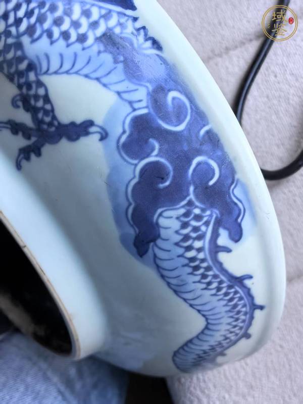 古玩陶瓷過墻龍紋青花盤真品鑒賞圖