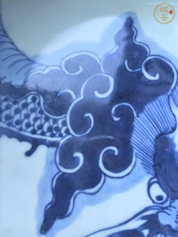 古玩陶瓷過墻龍紋青花盤真品鑒賞圖