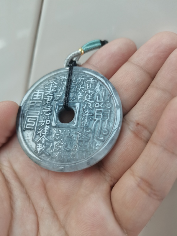 古玩轉(zhuǎn)賣天然翡翠A貨掛件，雕山鬼花錢拍賣，當前價格580元