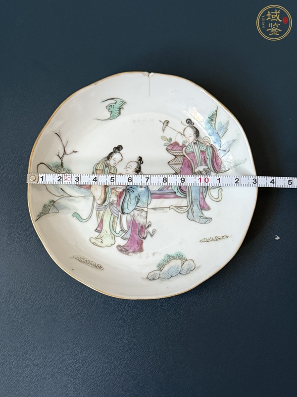 古玩陶瓷人物紋粉彩盤真品鑒賞圖