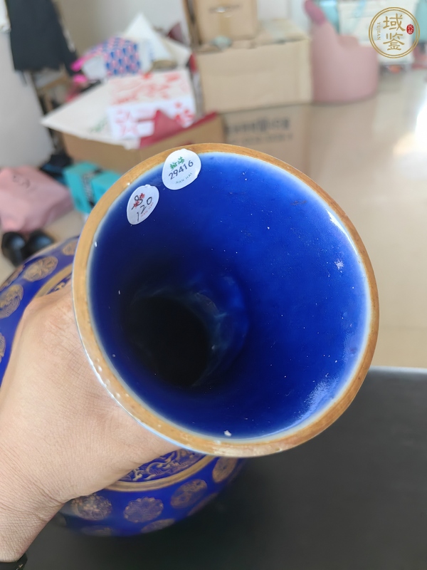 古玩陶瓷宣統官窯祭藍描金賞瓶真品鑒賞圖