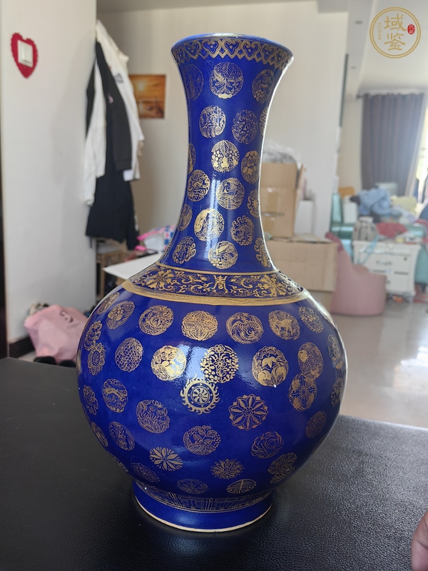 古玩陶瓷宣統官窯祭藍描金賞瓶真品鑒賞圖