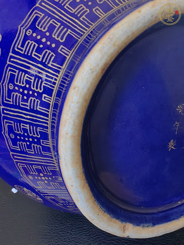 古玩陶瓷宣統官窯祭藍描金賞瓶真品鑒賞圖