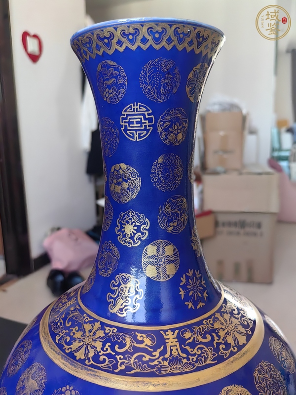 古玩陶瓷宣統官窯祭藍描金賞瓶真品鑒賞圖