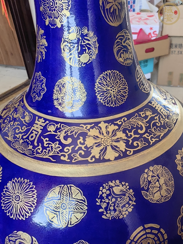 古玩陶瓷宣統官窯祭藍描金賞瓶真品鑒賞圖