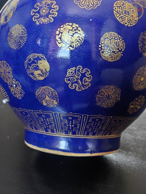 古玩陶瓷宣統官窯祭藍描金賞瓶真品鑒賞圖