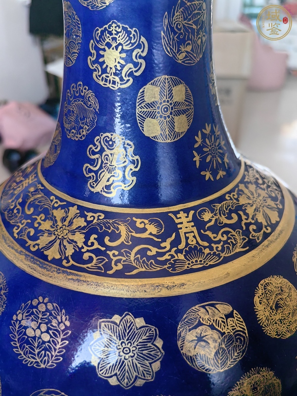 古玩陶瓷宣統官窯祭藍描金賞瓶真品鑒賞圖
