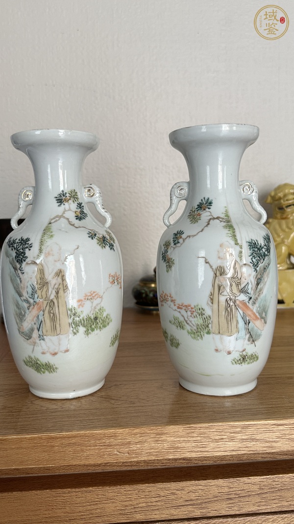 古玩淺絳彩雙象鼻耳人物紋瓶真品鑒賞圖