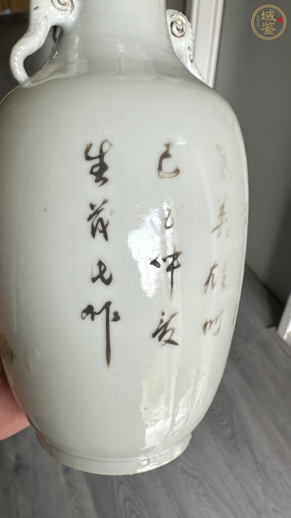 古玩陶瓷淺絳彩雙象鼻耳人物紋瓶真品鑒賞圖