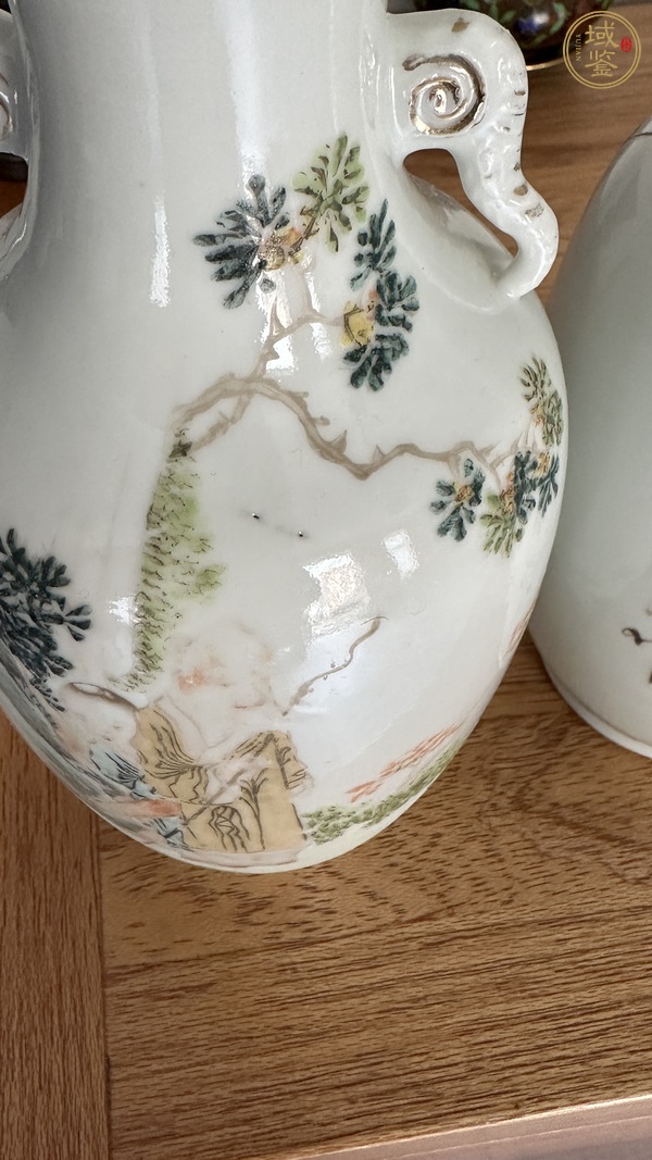 古玩陶瓷淺絳彩雙象鼻耳人物紋瓶真品鑒賞圖