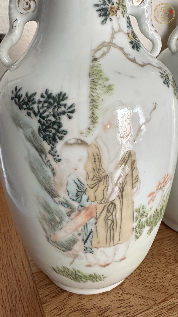 古玩陶瓷淺絳彩雙象鼻耳人物紋瓶真品鑒賞圖