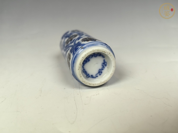 古玩陶瓷清中晚青花釉里紅纏枝蓮紋鼻煙壺真品鑒賞圖