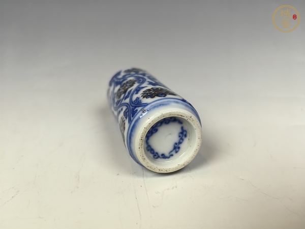 古玩陶瓷清中晚青花釉里紅纏枝蓮紋鼻煙壺真品鑒賞圖