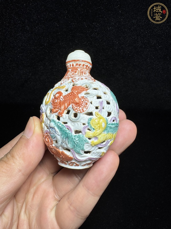 古玩陶瓷粉彩鏤空獅紋鼻煙壺真品鑒賞圖