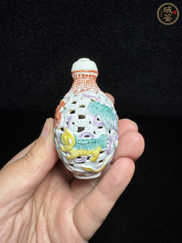 古玩陶瓷粉彩鏤空獅紋鼻煙壺真品鑒賞圖