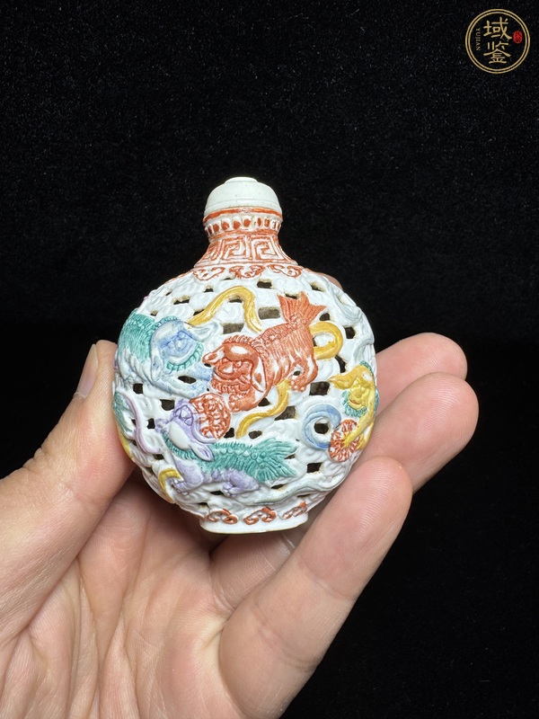 古玩陶瓷粉彩鏤空獅紋鼻煙壺真品鑒賞圖