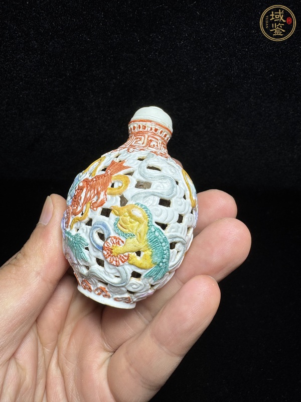 古玩陶瓷粉彩鏤空獅紋鼻煙壺真品鑒賞圖