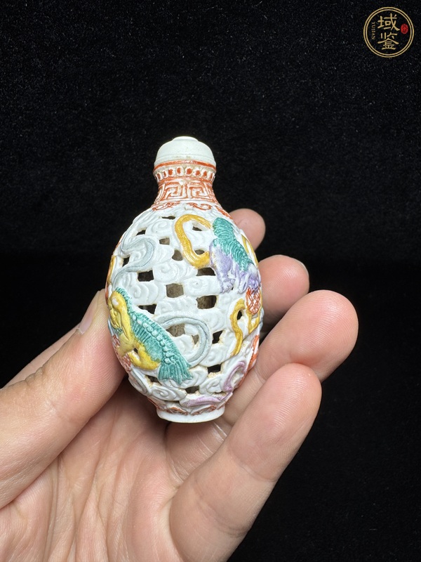 古玩陶瓷粉彩鏤空獅紋鼻煙壺真品鑒賞圖