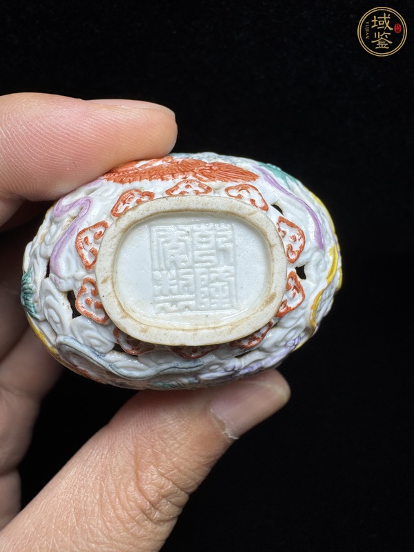 古玩陶瓷粉彩鏤空獅紋鼻煙壺真品鑒賞圖