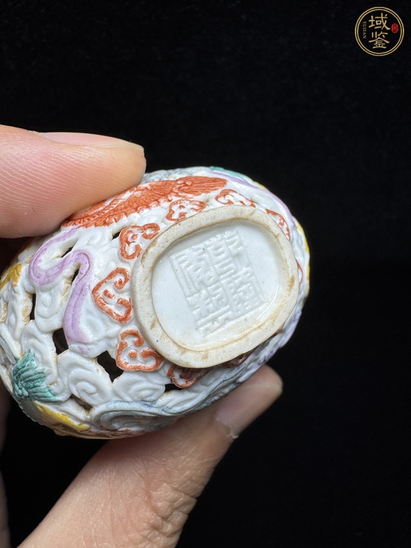 古玩陶瓷粉彩鏤空獅紋鼻煙壺真品鑒賞圖