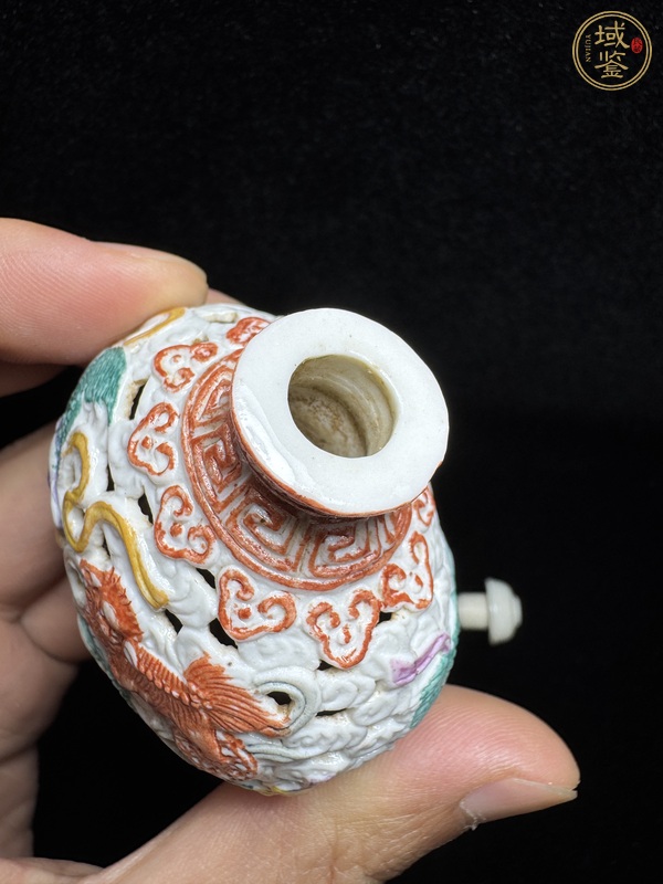 古玩陶瓷粉彩鏤空獅紋鼻煙壺真品鑒賞圖