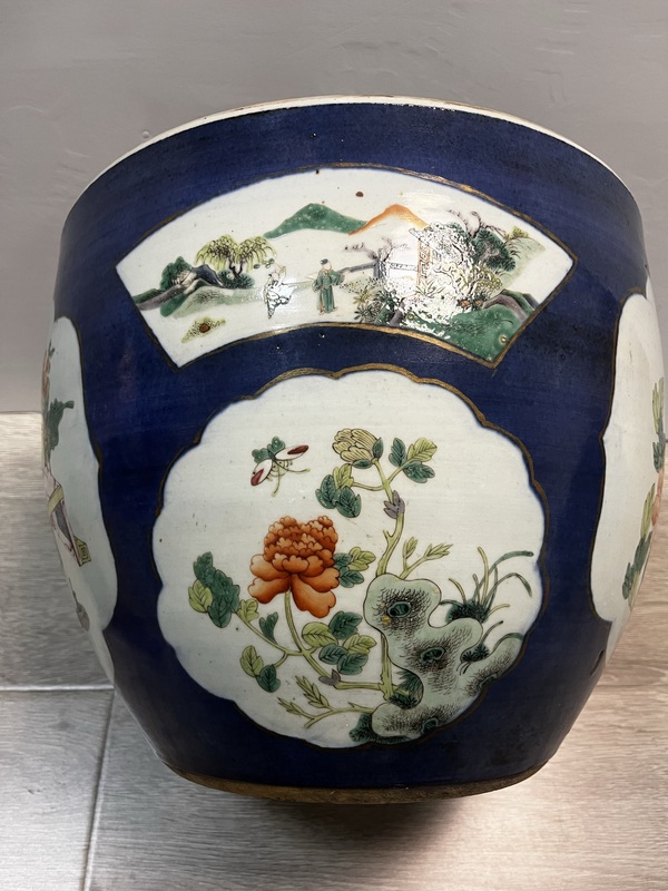 古玩轉(zhuǎn)賣藍(lán)釉地開光五彩人物花鳥紋缸拍賣，當(dāng)前價格299元
