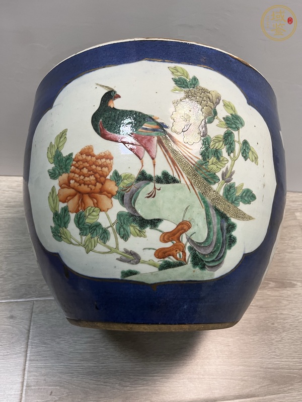 古玩陶瓷藍釉地開光五彩人物花鳥紋缸真品鑒賞圖
