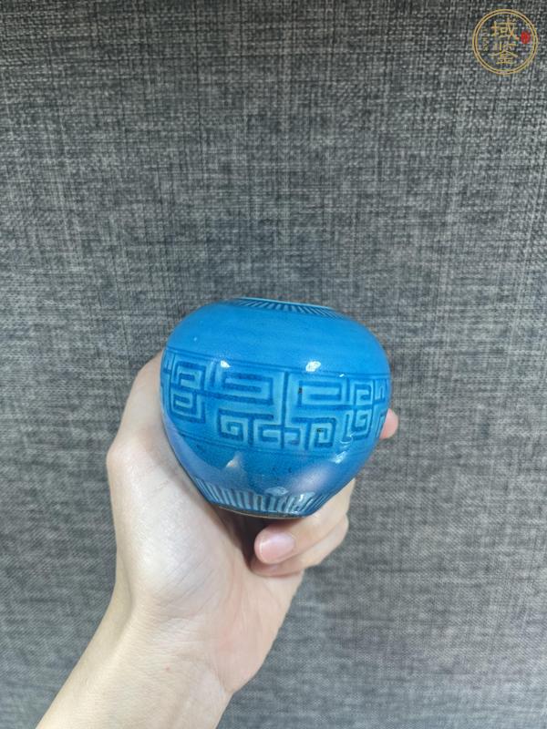古玩陶瓷孔雀藍釉刻夔龍紋水盂真品鑒賞圖