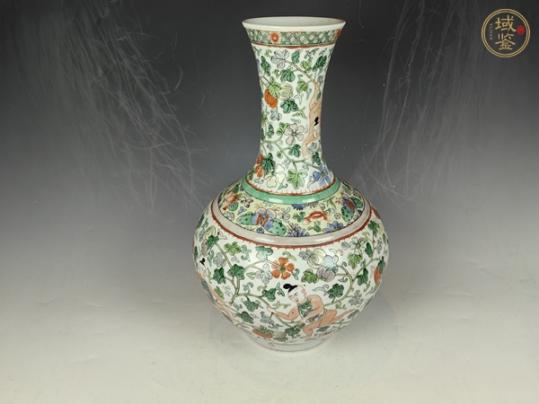 古玩陶瓷清晚五彩纏枝花卉持蓮童子賞瓶真品鑒賞圖