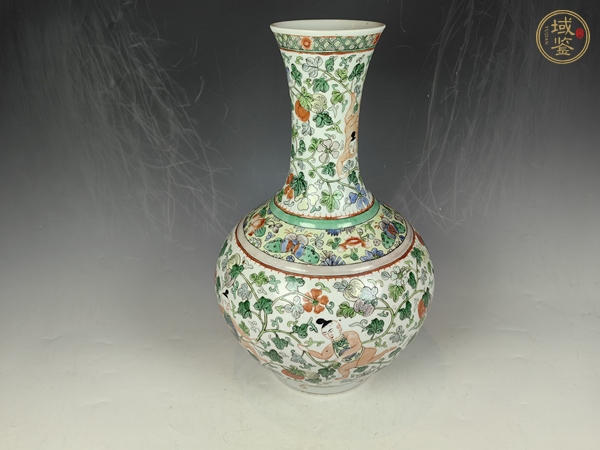 古玩陶瓷清晚五彩纏枝花卉持蓮童子賞瓶真品鑒賞圖