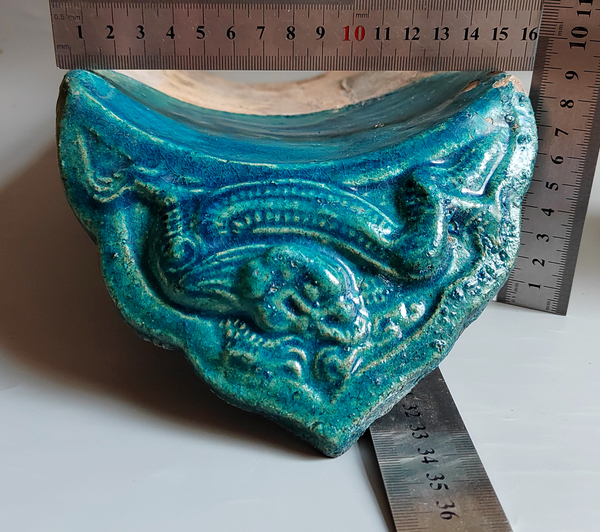 古玩陶瓷明代高浮雕孔雀藍釉四爪龍紋瓦當拍賣,當前價格190元
