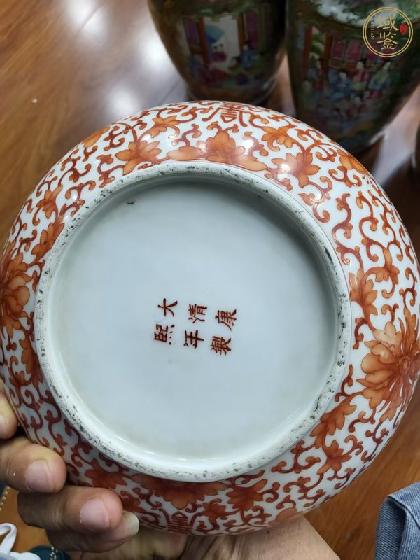 古玩陶瓷花間壽字紋礬紅捧盒真品鑒賞圖