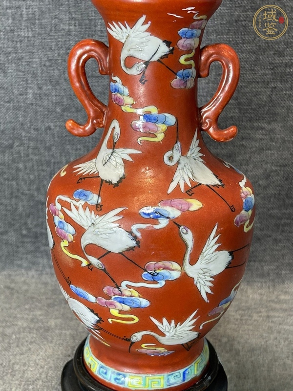 古玩陶瓷珊瑚紅粉彩云鶴紋雙耳瓶真品鑒賞圖
