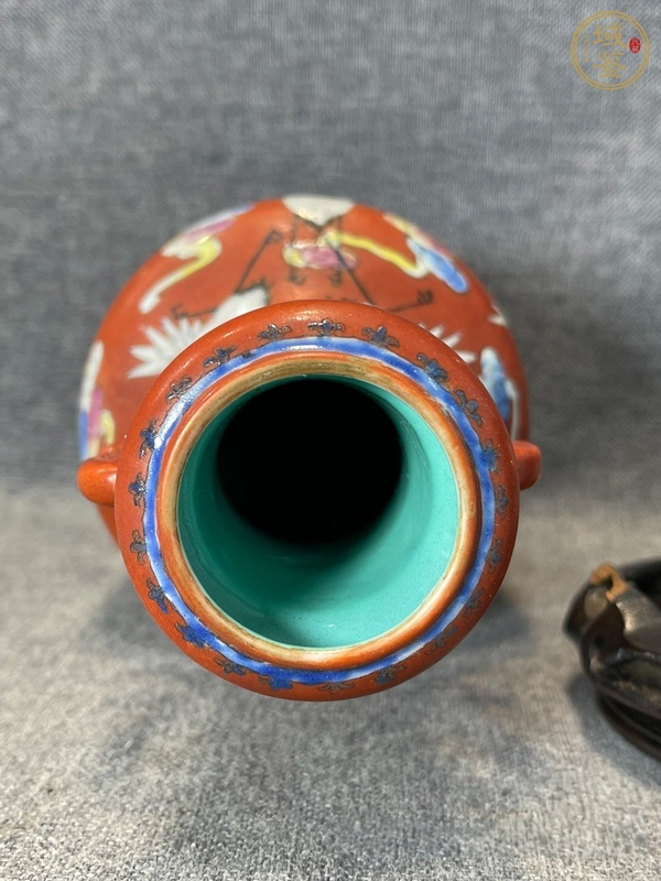 古玩陶瓷珊瑚紅粉彩云鶴紋雙耳瓶真品鑒賞圖