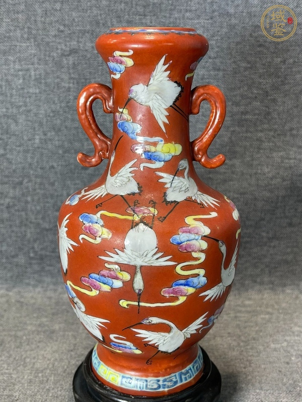 古玩陶瓷珊瑚紅粉彩云鶴紋雙耳瓶真品鑒賞圖