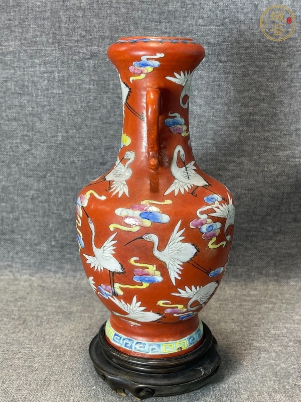 古玩陶瓷珊瑚紅粉彩云鶴紋雙耳瓶真品鑒賞圖