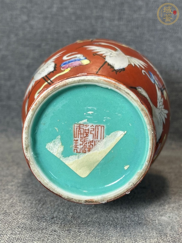 古玩陶瓷珊瑚紅粉彩云鶴紋雙耳瓶真品鑒賞圖