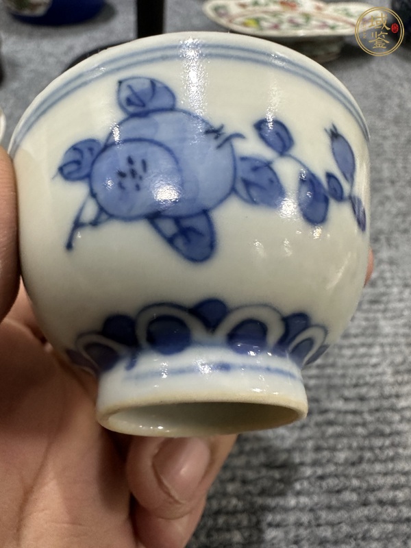古玩陶瓷日本明治青花三多紋杯真品鑒賞圖