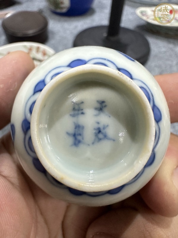 古玩陶瓷日本明治青花三多紋杯真品鑒賞圖