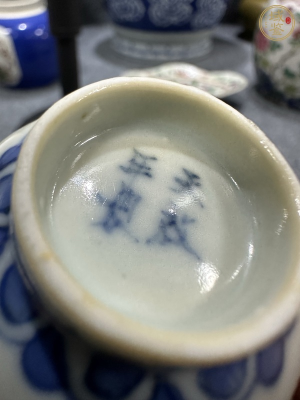 古玩陶瓷日本明治青花三多紋杯真品鑒賞圖