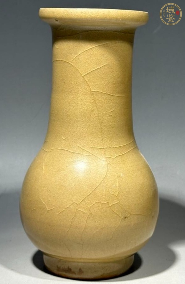 古玩陶瓷南宋龍泉青瓷米黃釉瓶真品鑒賞圖