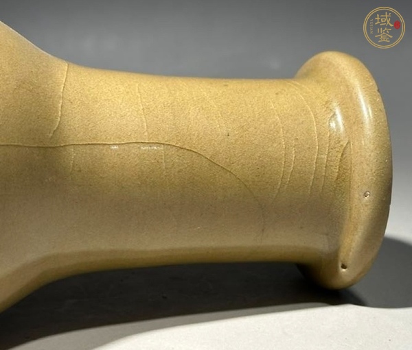 古玩南宋龍泉青瓷米黃釉瓶真品鑒賞圖