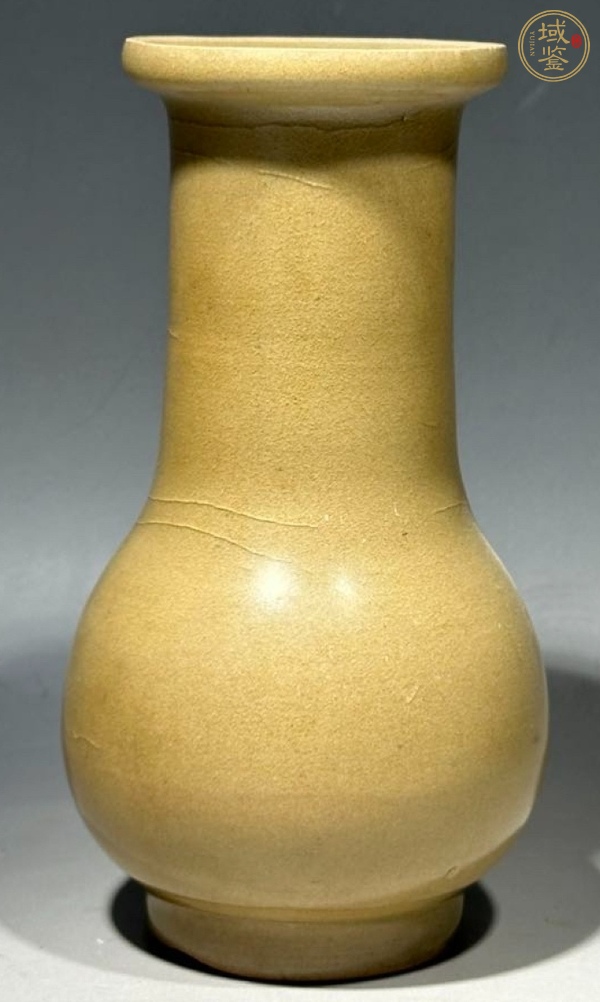 古玩陶瓷南宋龍泉青瓷米黃釉瓶真品鑒賞圖