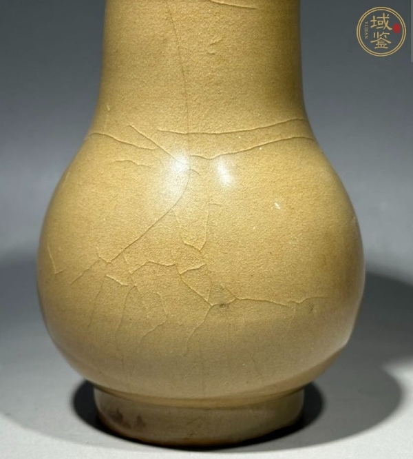 古玩陶瓷南宋龍泉青瓷米黃釉瓶真品鑒賞圖