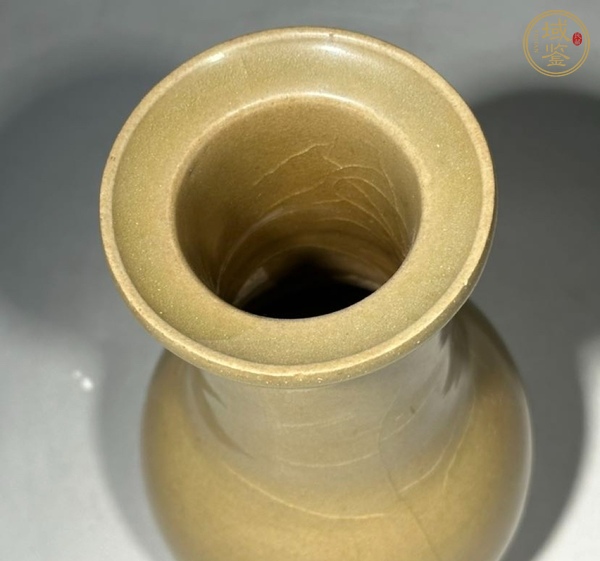 古玩陶瓷南宋龍泉青瓷米黃釉瓶真品鑒賞圖