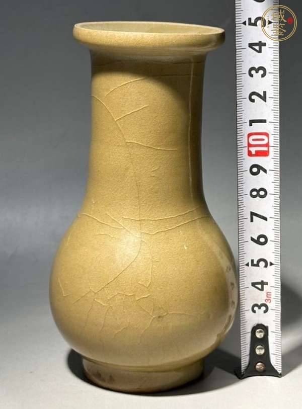 古玩陶瓷南宋龍泉青瓷米黃釉瓶真品鑒賞圖
