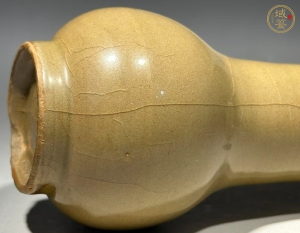 古玩陶瓷南宋龍泉青瓷米黃釉瓶真品鑒賞圖