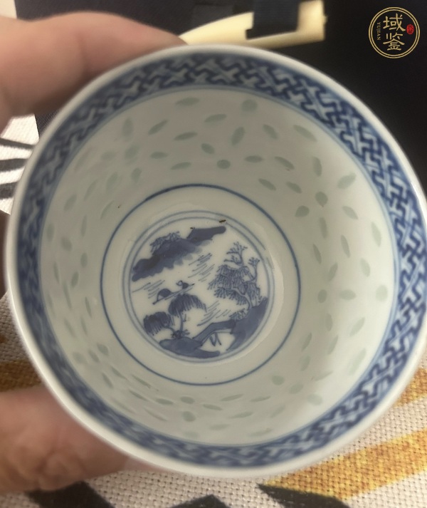 古玩陶瓷玲瓏瓷青花杯真品鑒賞圖