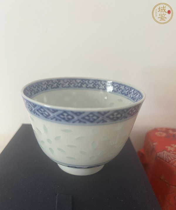 古玩陶瓷玲瓏瓷青花杯真品鑒賞圖